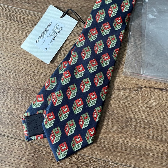 GUCCI-AUTHENTIC (NWT) Silk Tie - Picture 4 of 14
